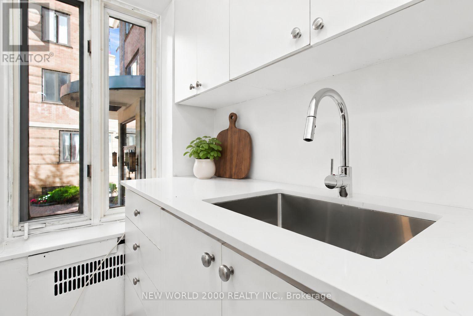 110 St Clair Avenue West — photo 7