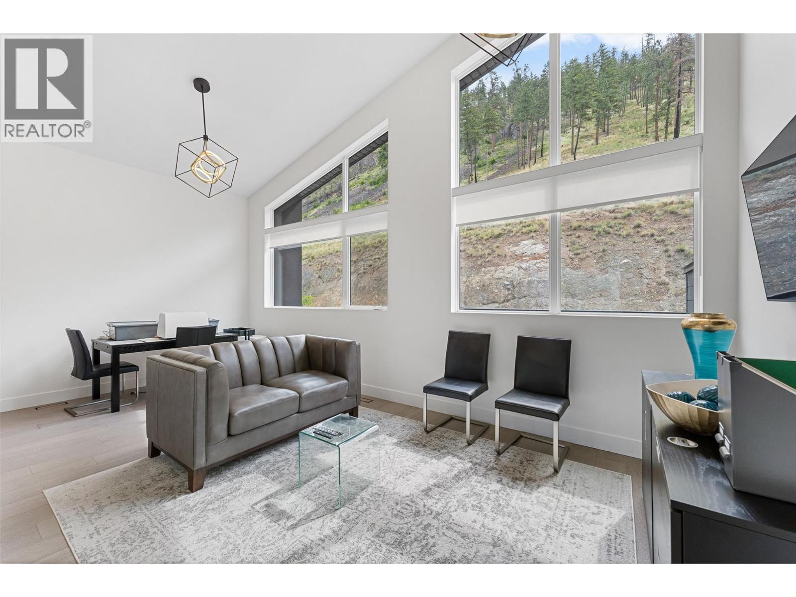 557 Clifton Court, Kelowna - Image 1