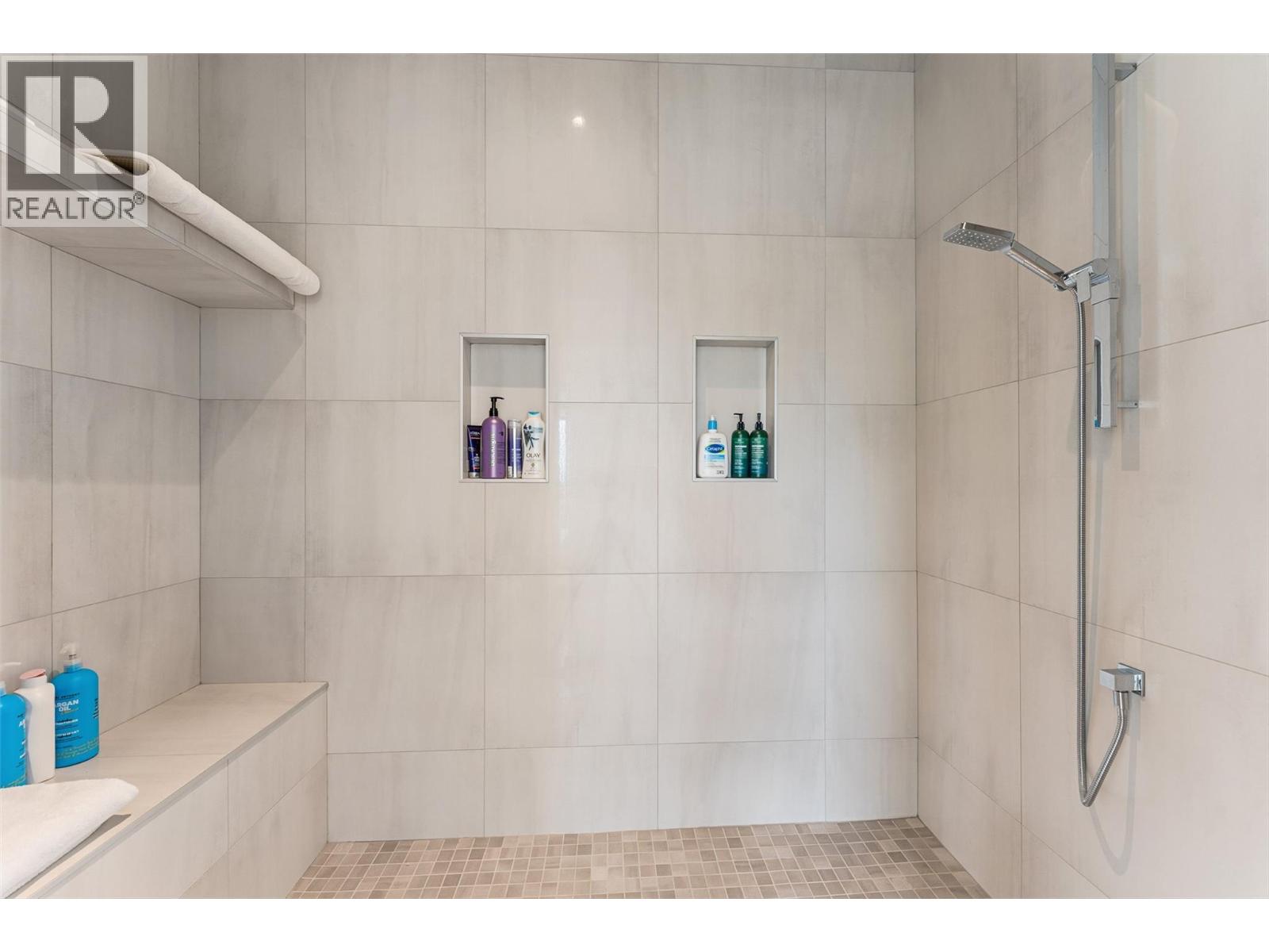 557 Clifton Court, Kelowna - Image 1