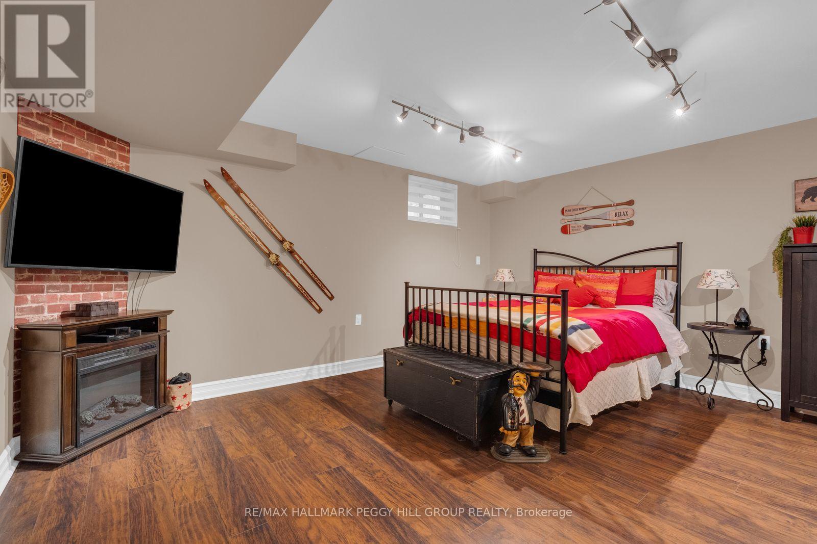 83 Sanford Street, Barrie, ON photo 13