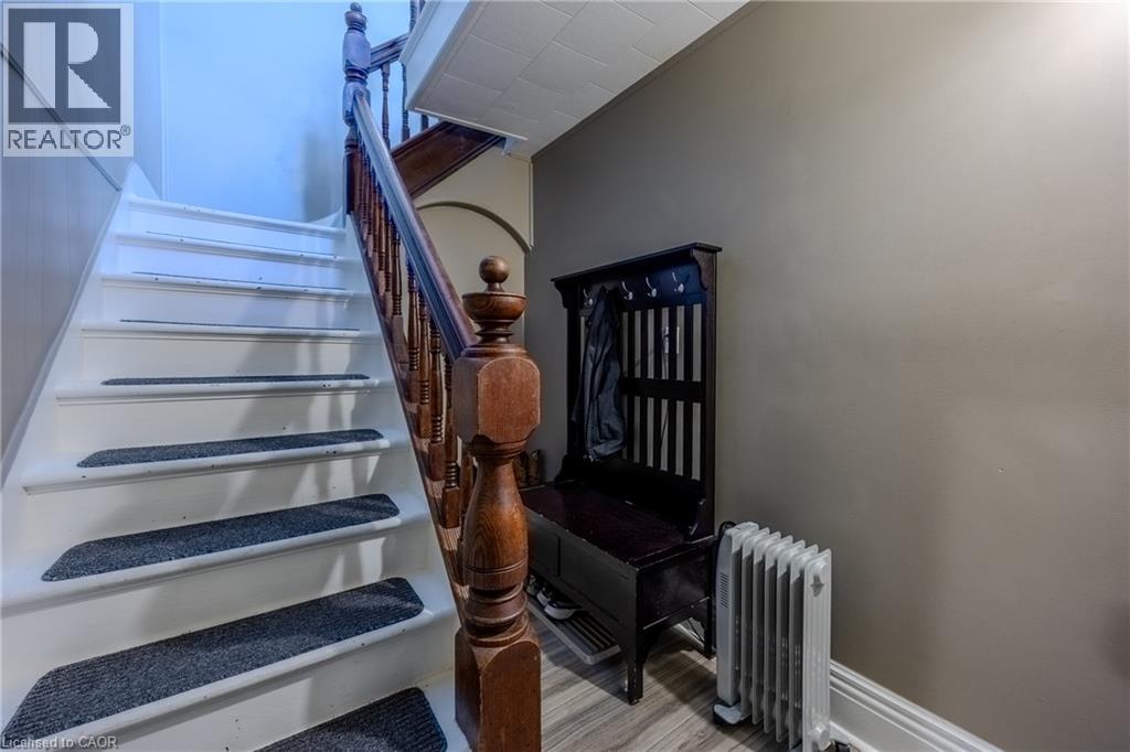 9 COLLEGE Avenue - Image 23