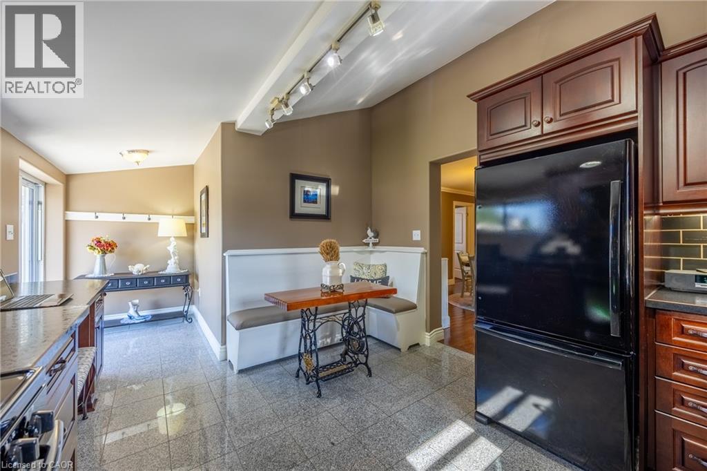 9 COLLEGE Avenue - 8