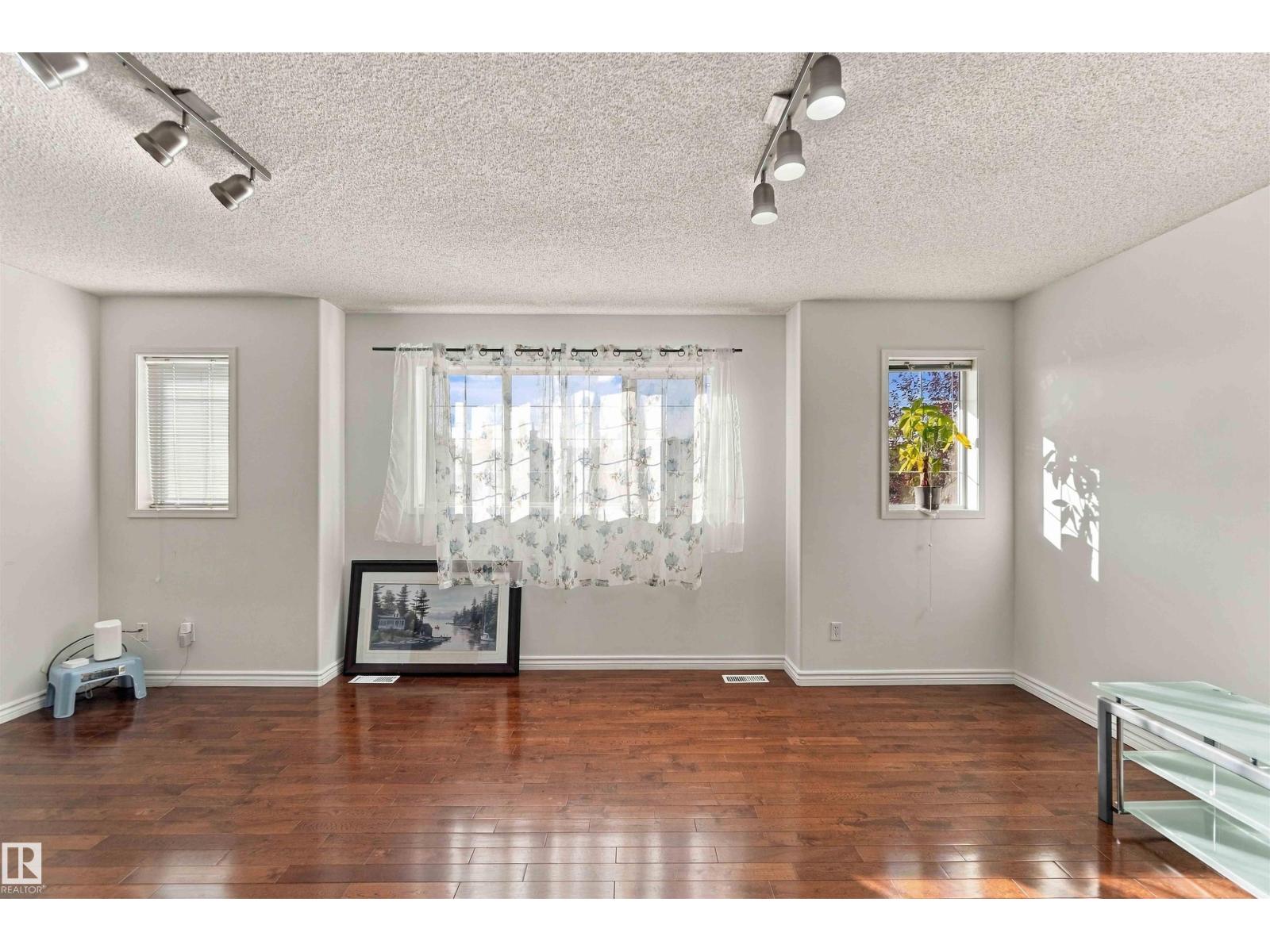 3524 MCLEAN CR SW - 33