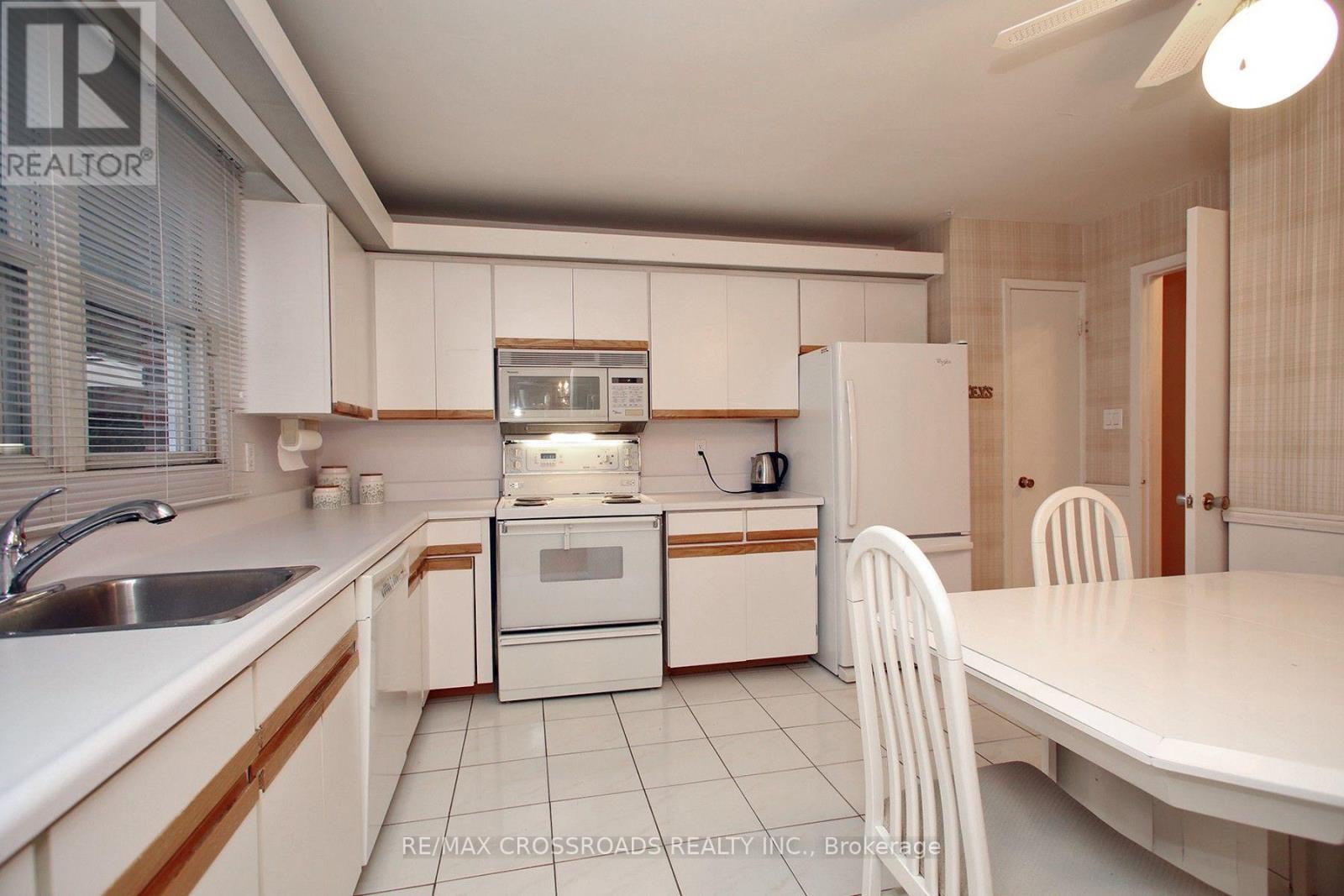 57 Kimberdale Crescent, Toronto, ON photo 11