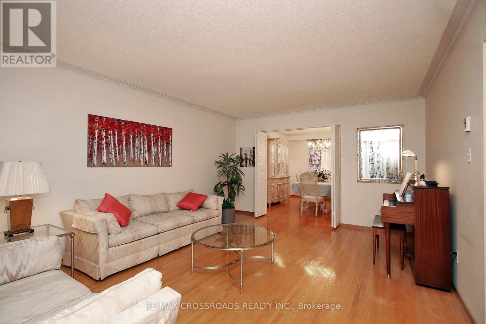 57 Kimberdale Crescent, Toronto, ON photo 6