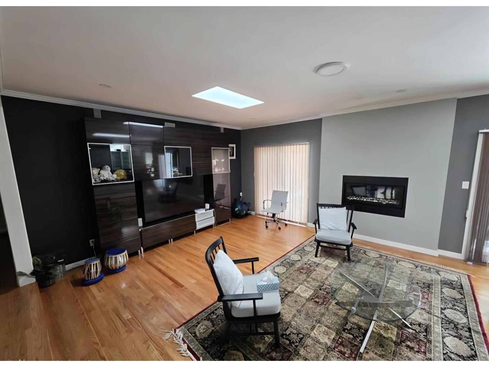 Photo of 15580 20 AVENUE 3