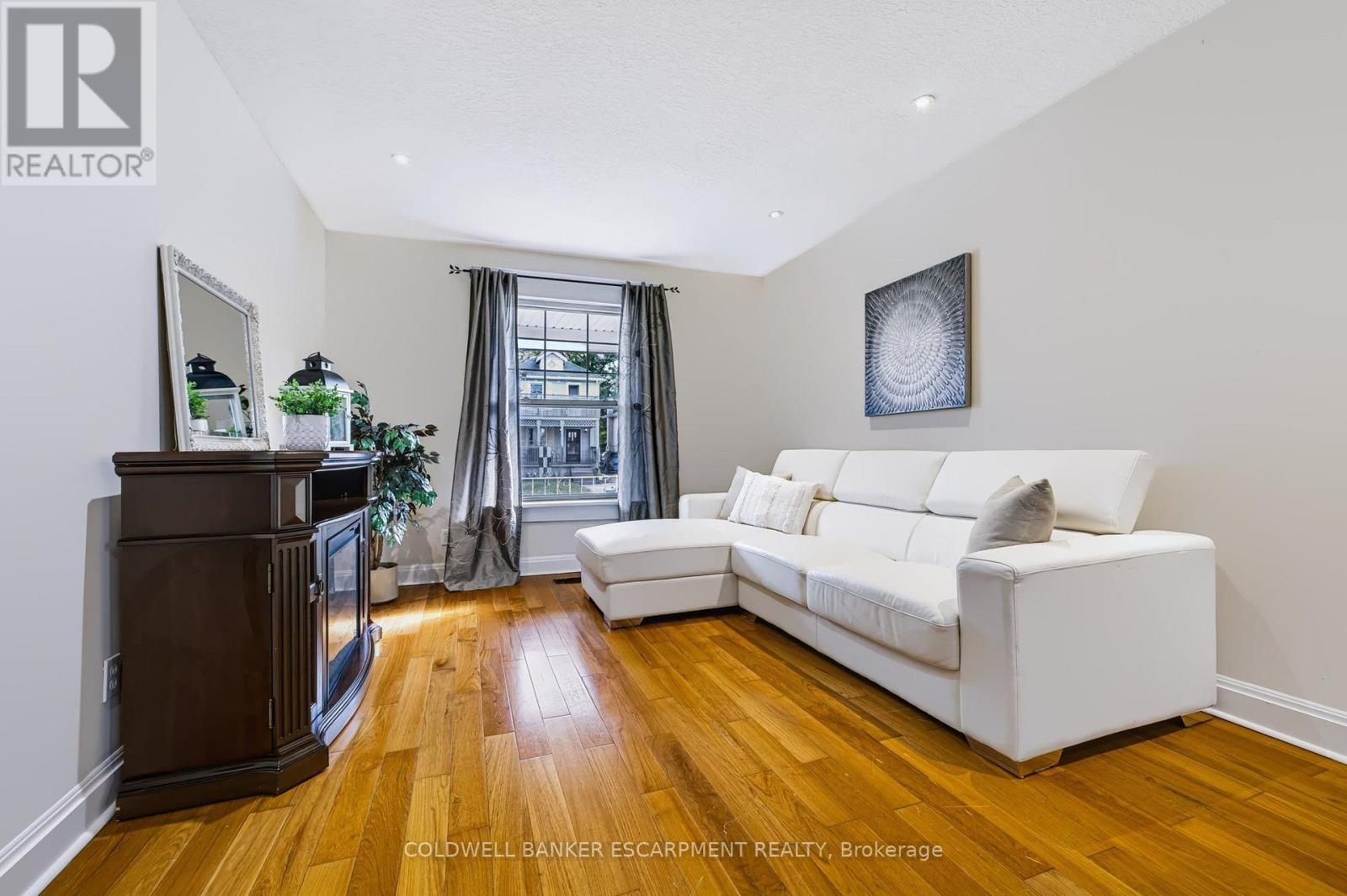 18 LOWREY AVENUE N - 8