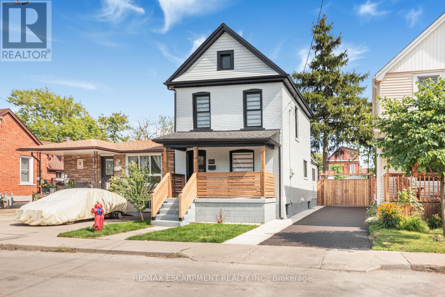 250 ROSSLYN AVENUE N - 1