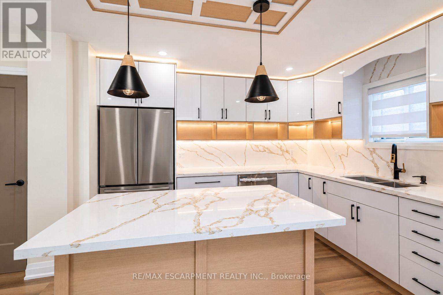 250 ROSSLYN AVENUE N - 14