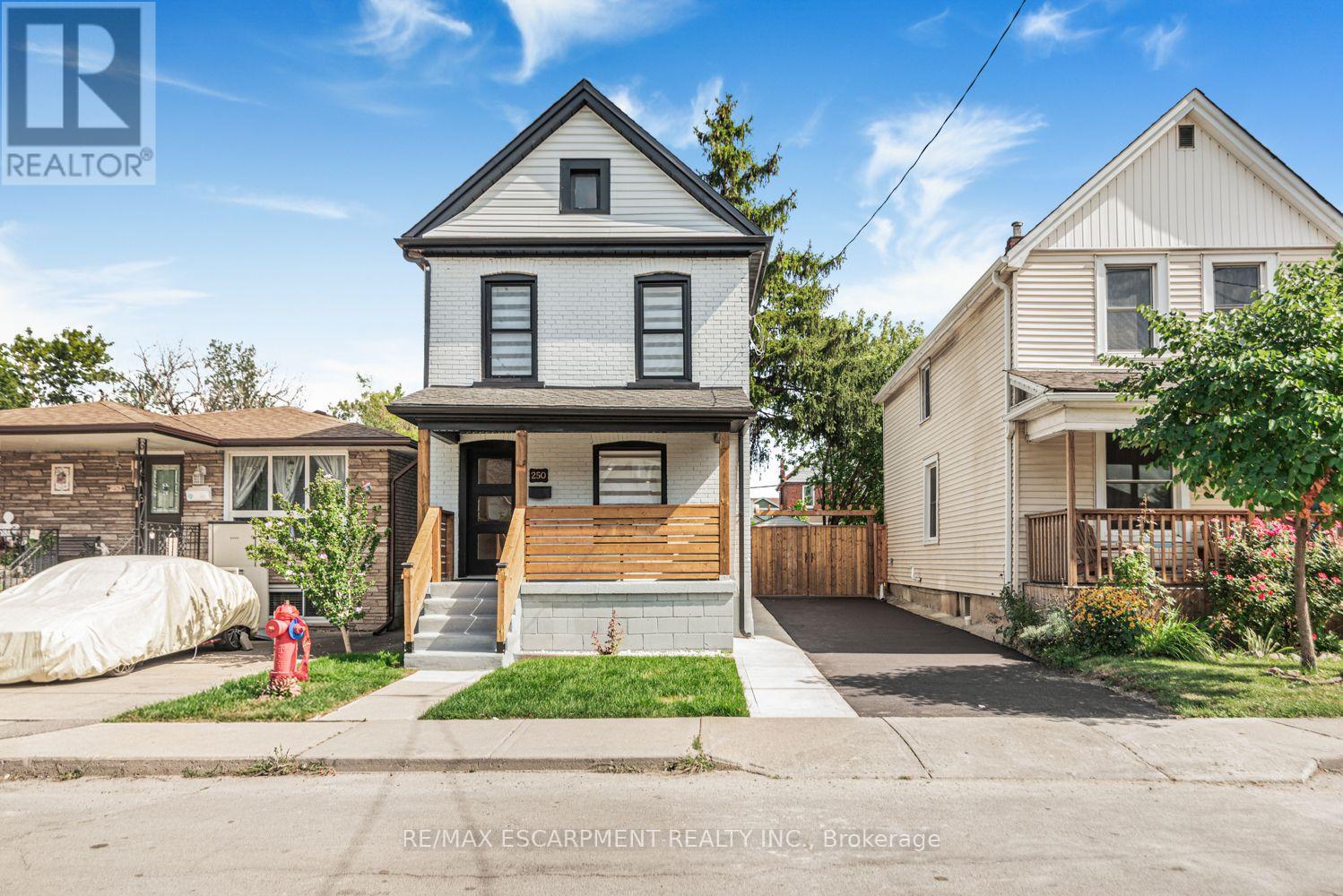 250 ROSSLYN AVENUE N - 2