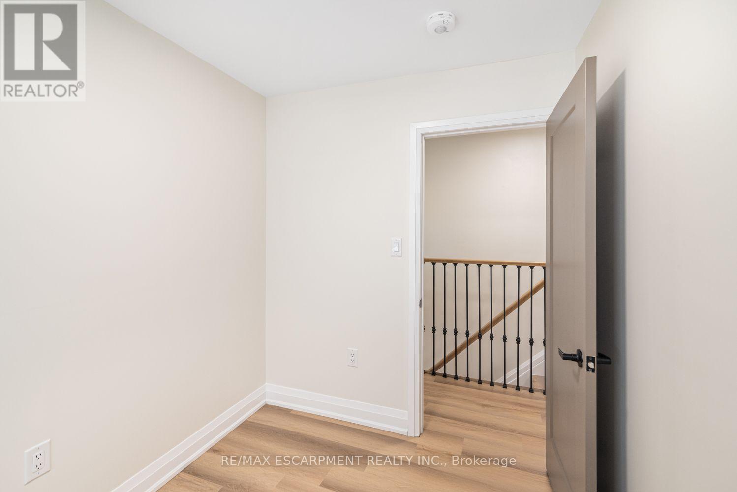 250 ROSSLYN AVENUE N - 21