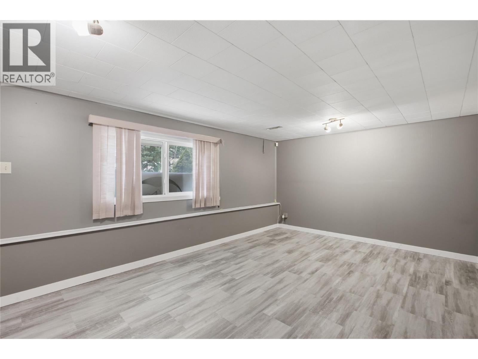 #22 1469 Springhill Drive - 27