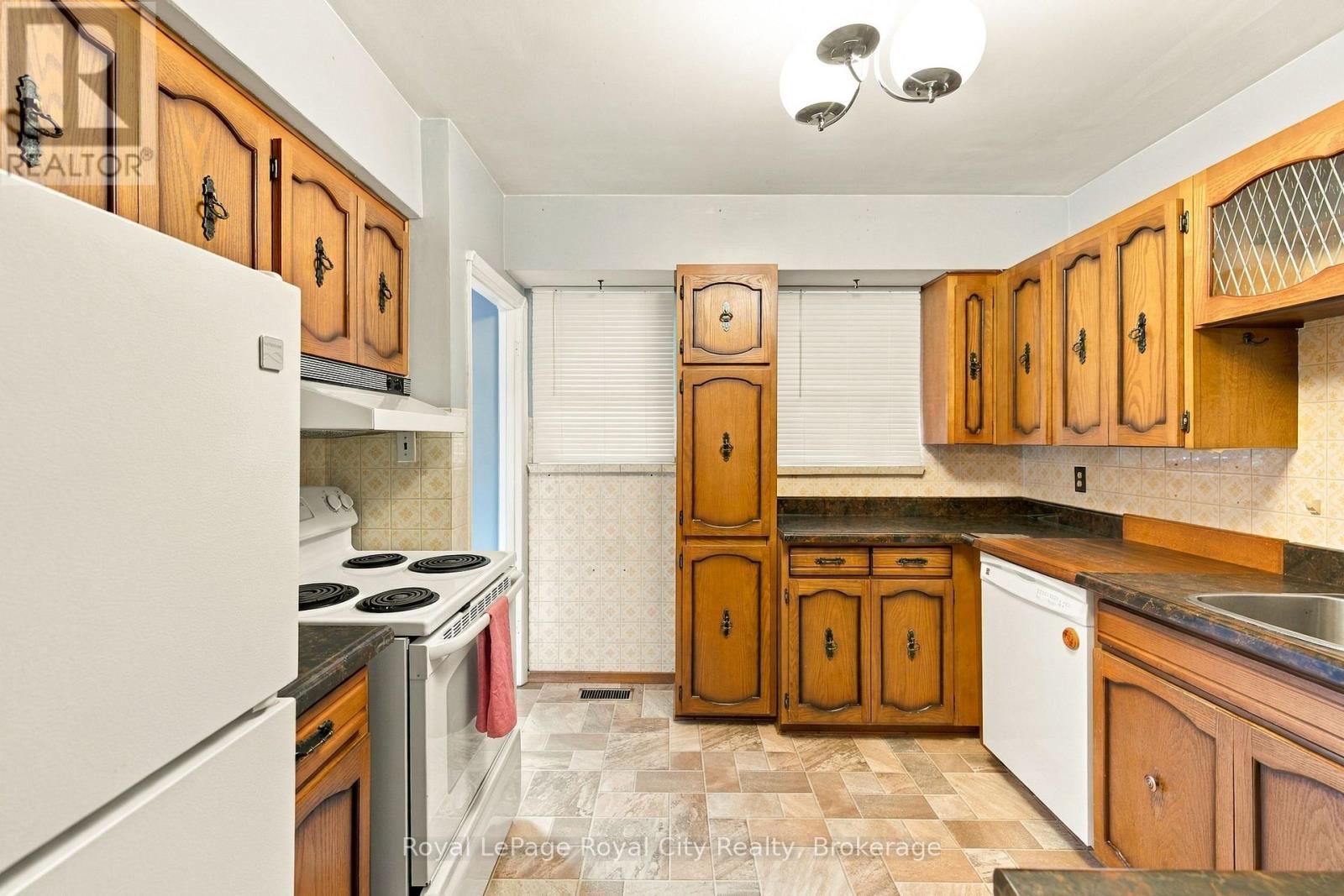 166 VICTORIA ROAD N - 11