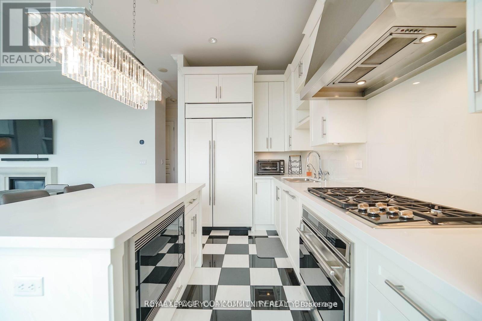 183 Wellington Street West — photo 12
