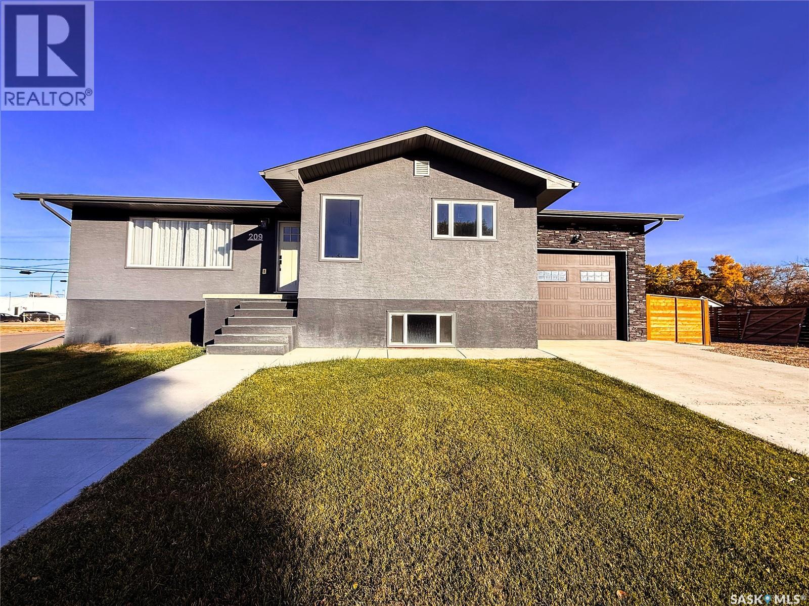 209 2ND AVENUE E - 1
