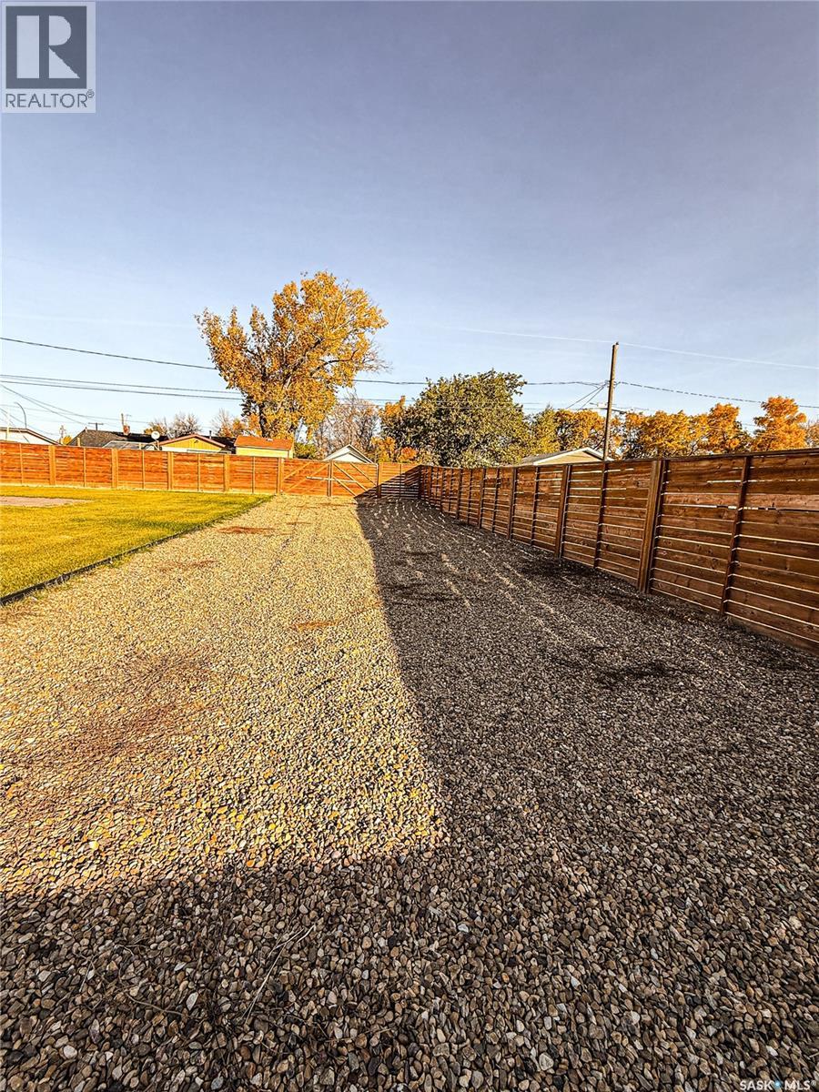 209 2ND AVENUE E - 39