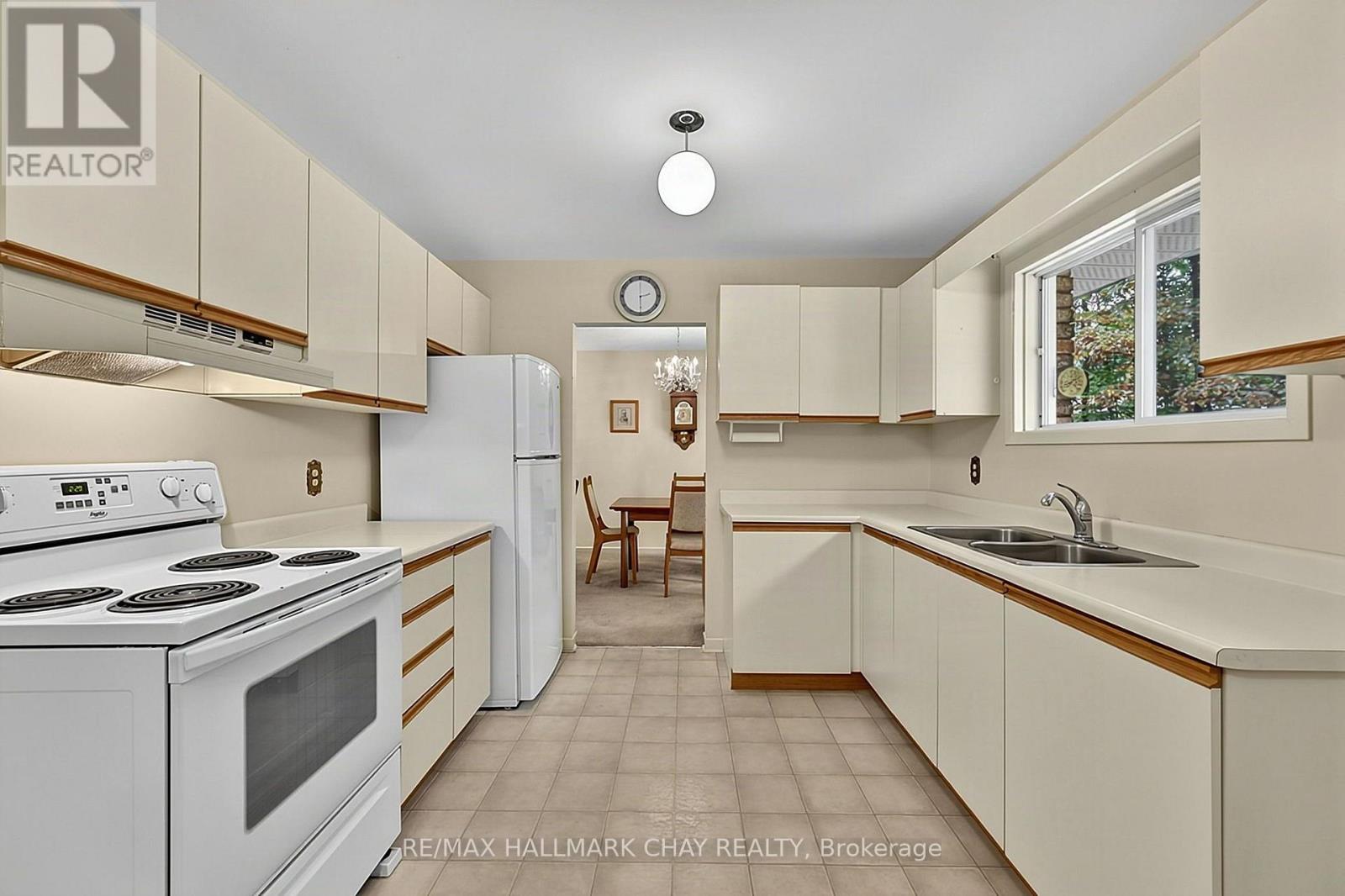 4 Binnie Drive, Springwater, ON photo 8
