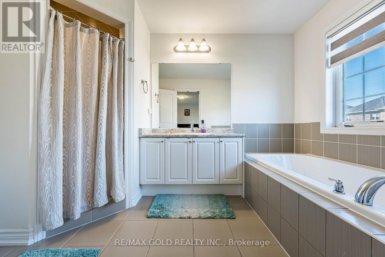 298 RIDLEY CRESCENT - 36