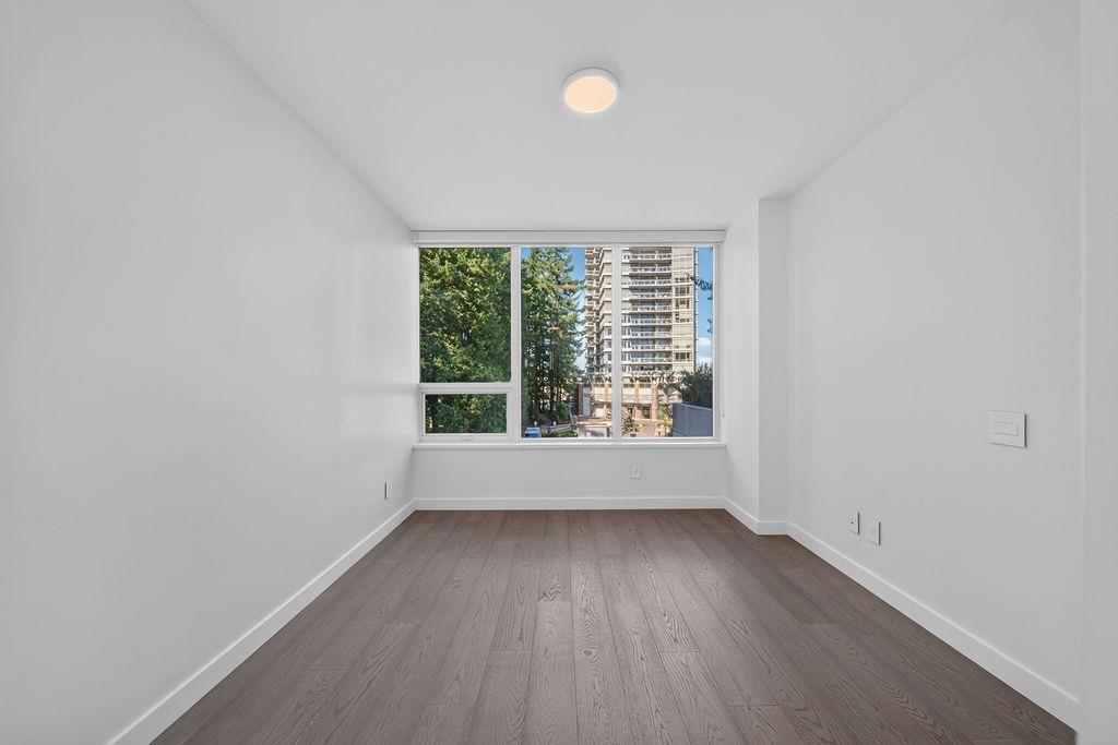 303 15165 THRIFT AVENUE, White Rock - Image 1
