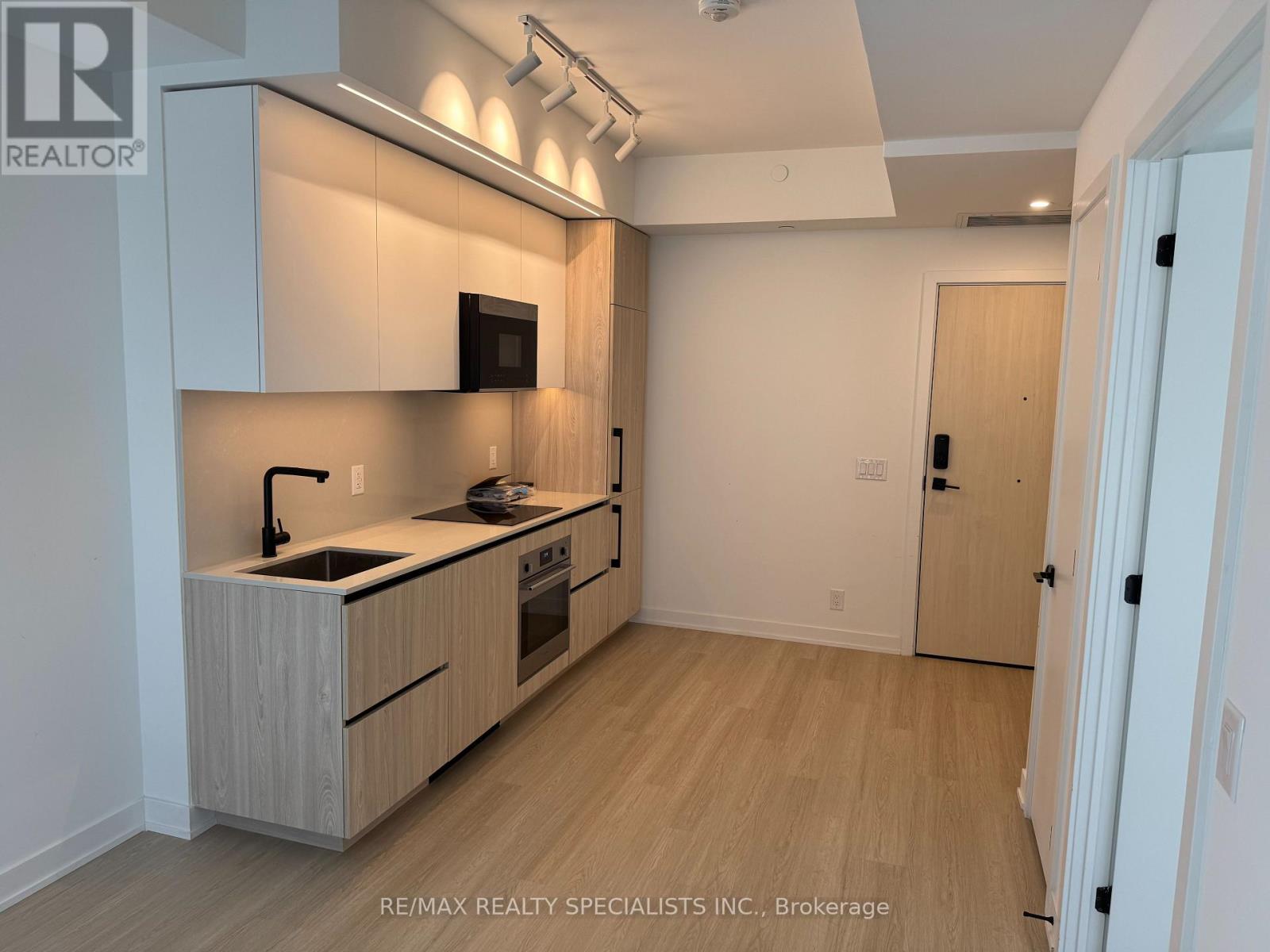 699 Sheppard Avenue East — photo 4