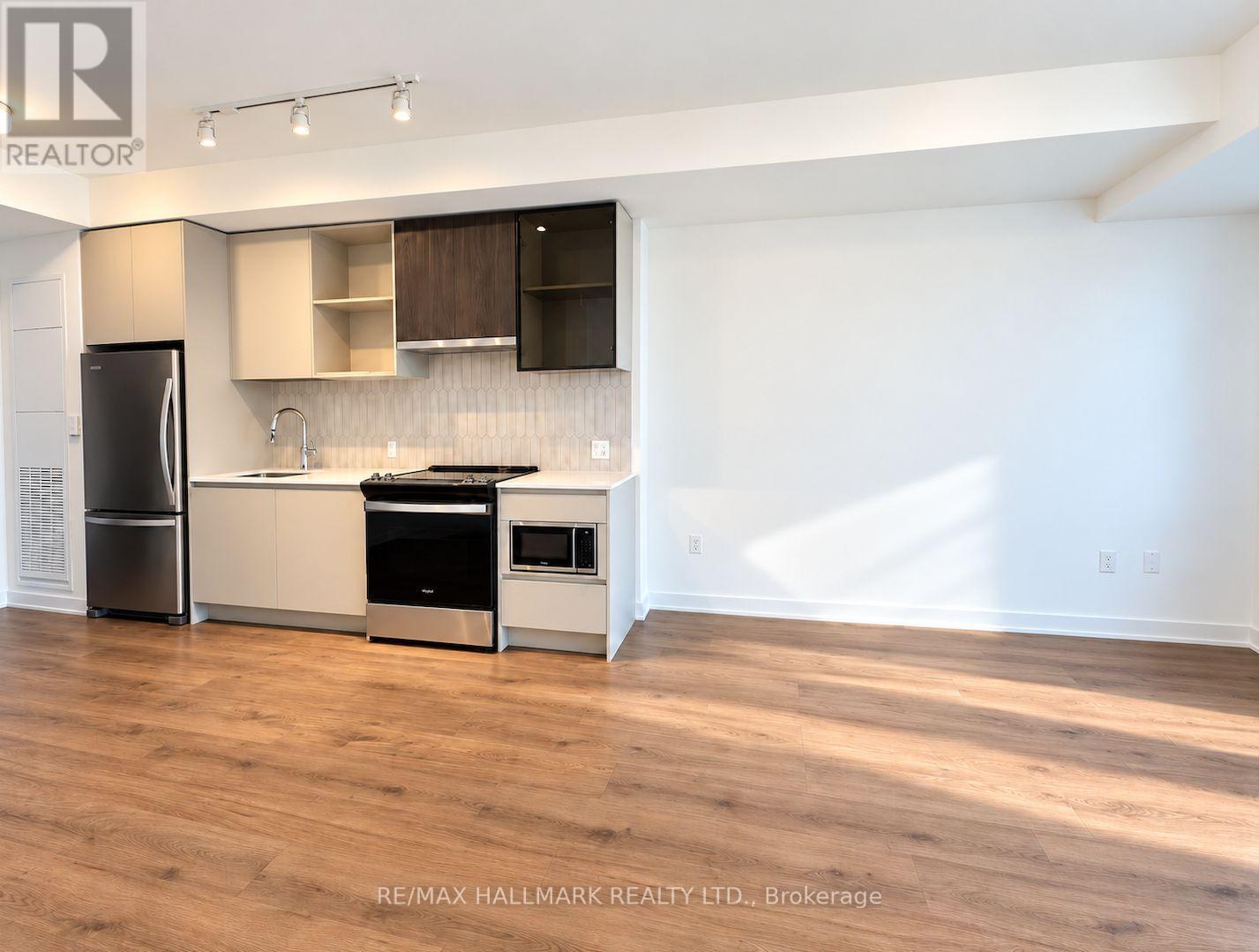 395 Dundas Street West — photo 8
