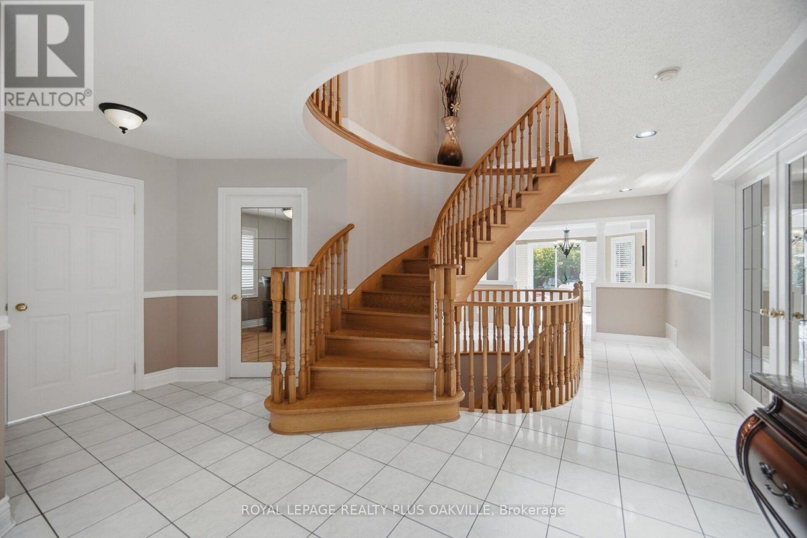 5892 Glen Erin Drive, Mississauga, ON photo 5