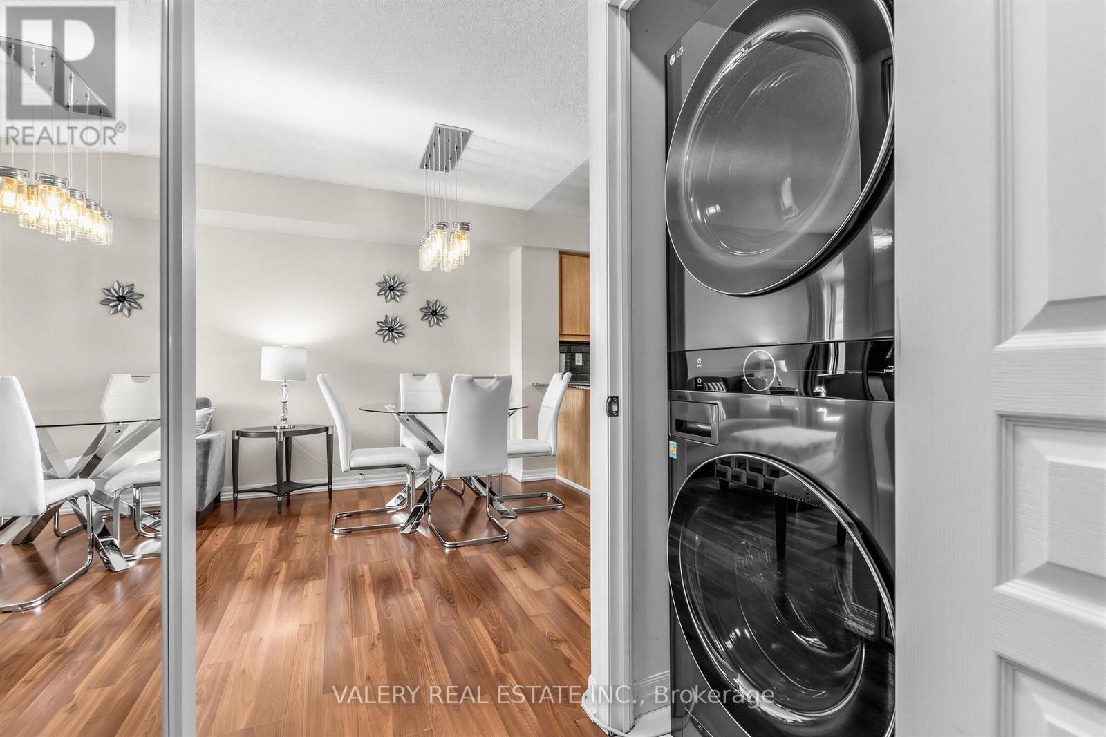 1403 Royal York Road — photo 10