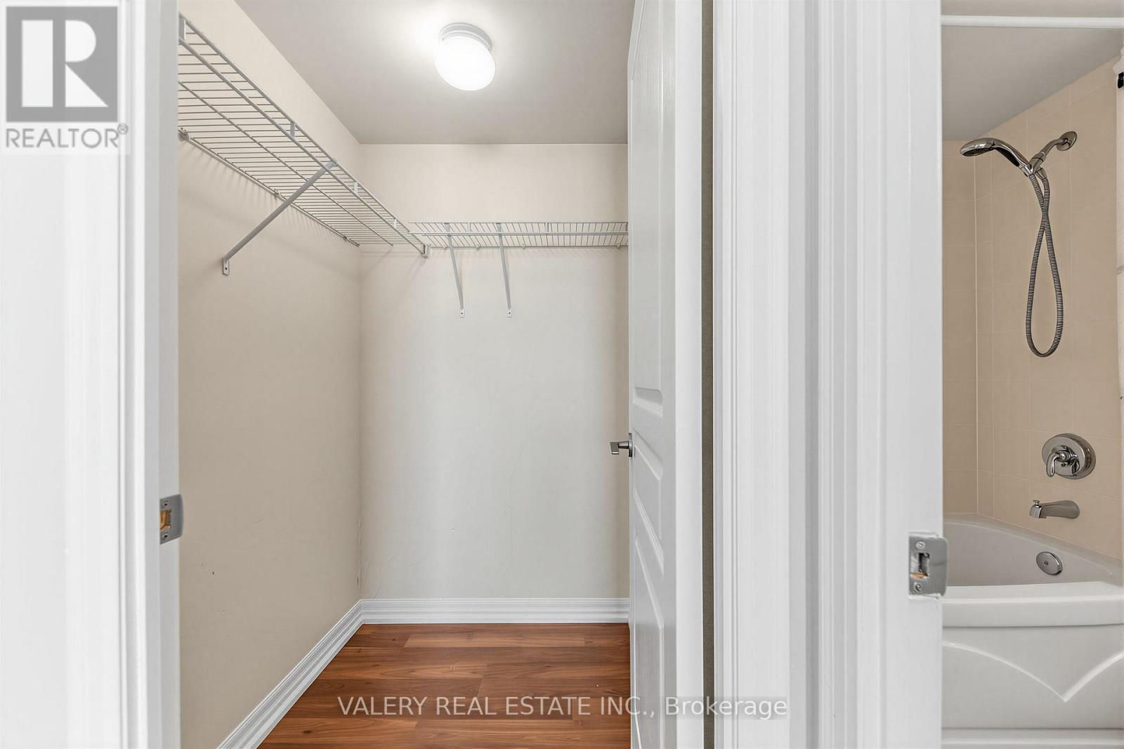 1403 Royal York Road — photo 16