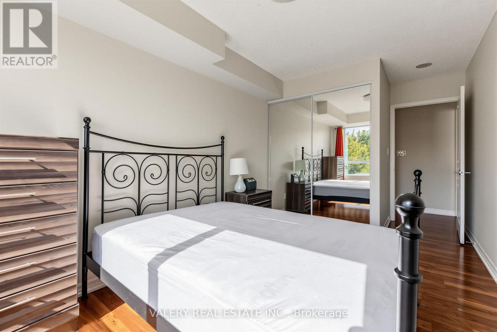 1403 Royal York Road — photo 18