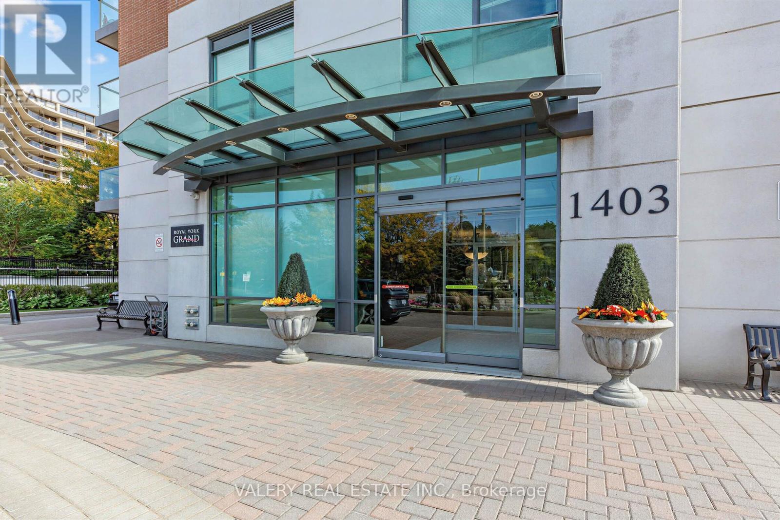 1403 Royal York Road — photo 23