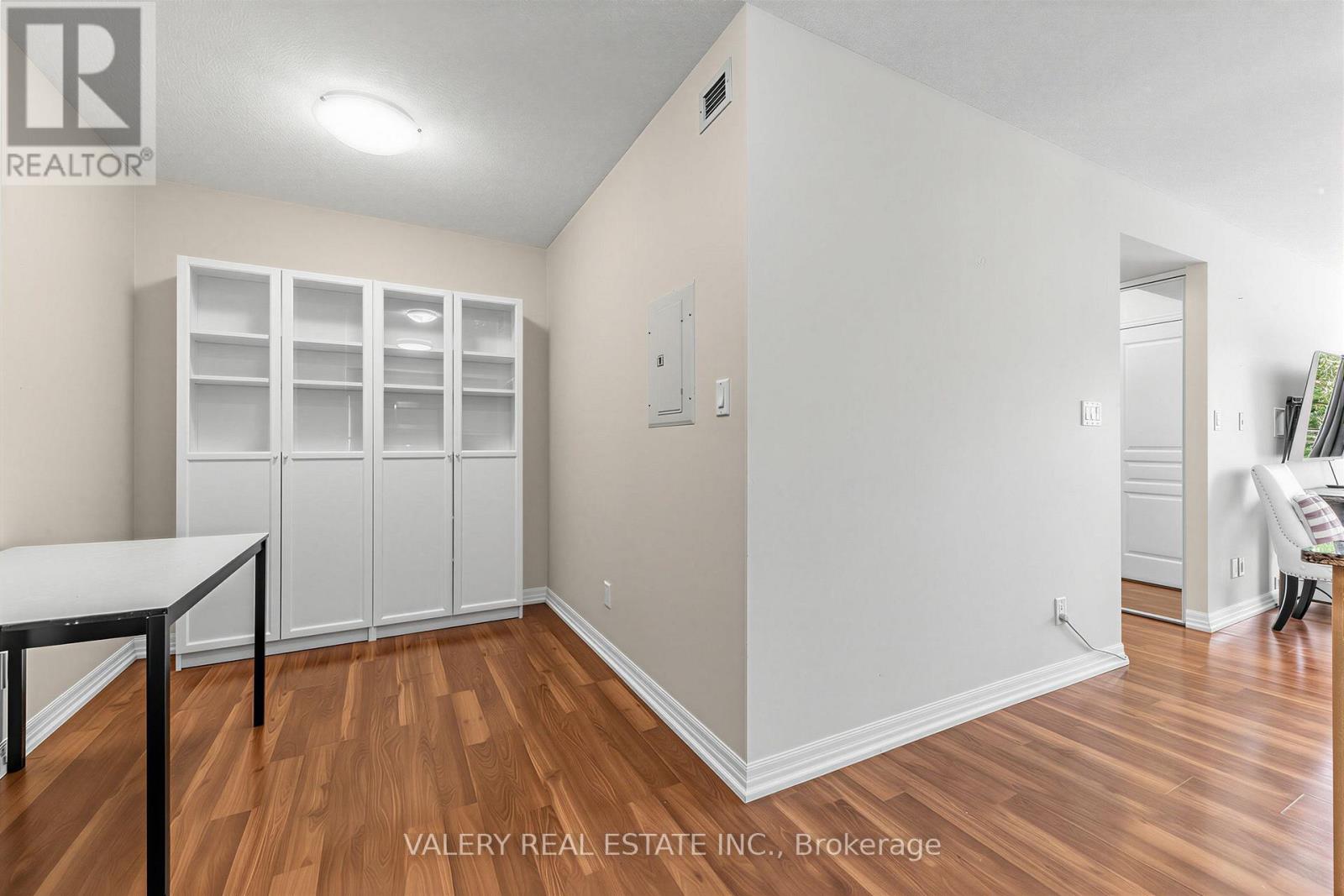 1403 Royal York Road — photo 4