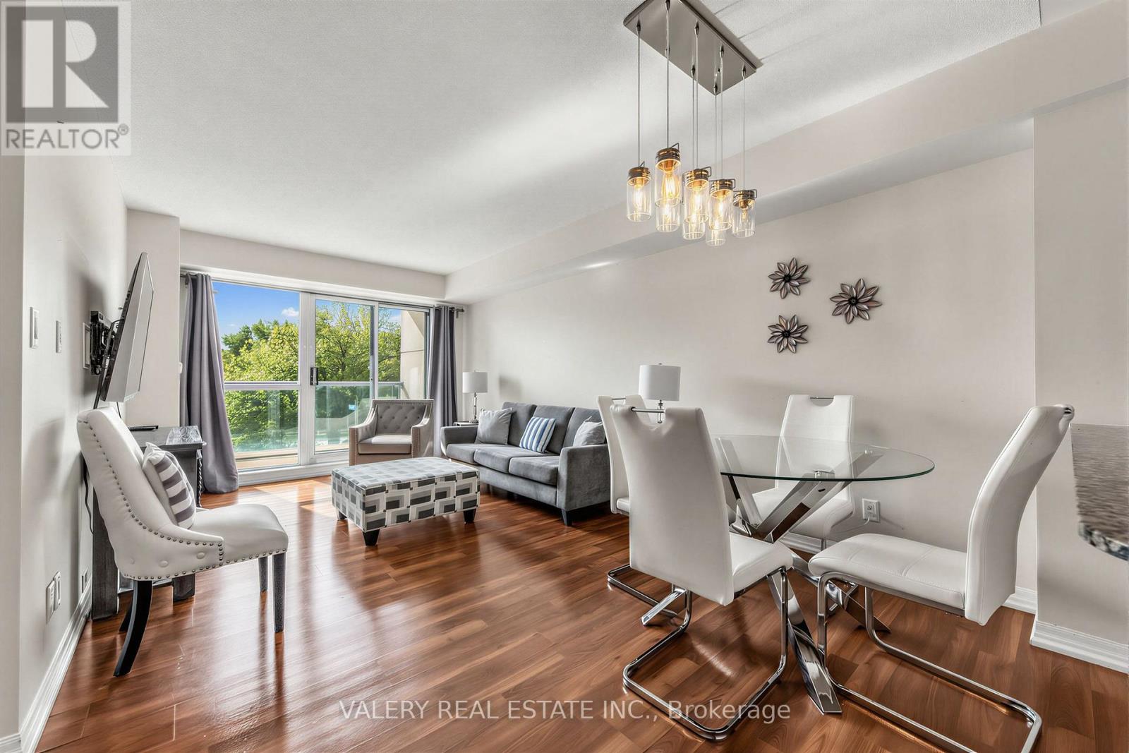 1403 Royal York Road — photo 7