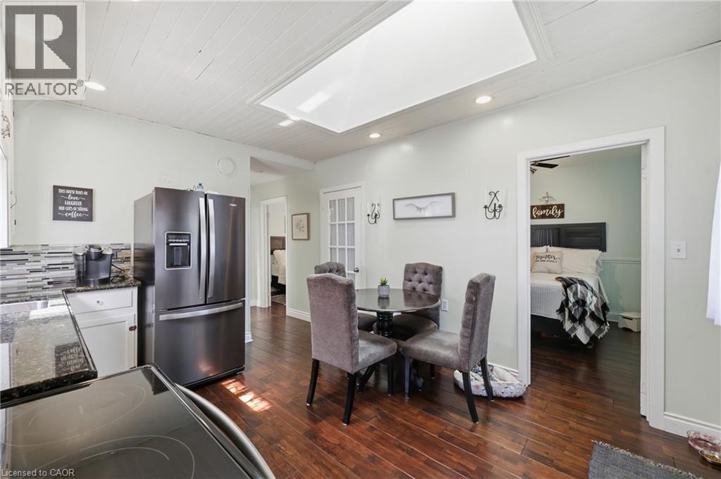 84 Barons Avenue North — photo 14