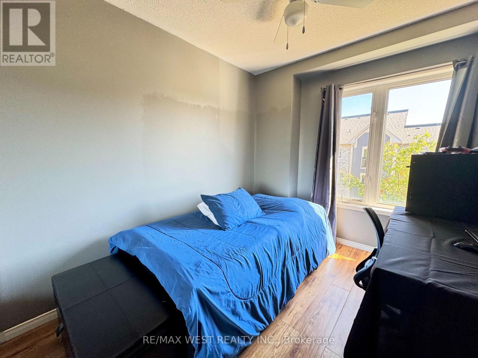 #136 60 FAIRWOOD CIRCLE - 18
