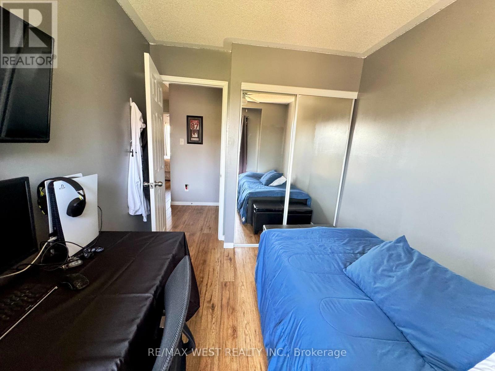 #136 60 FAIRWOOD CIRCLE - 19