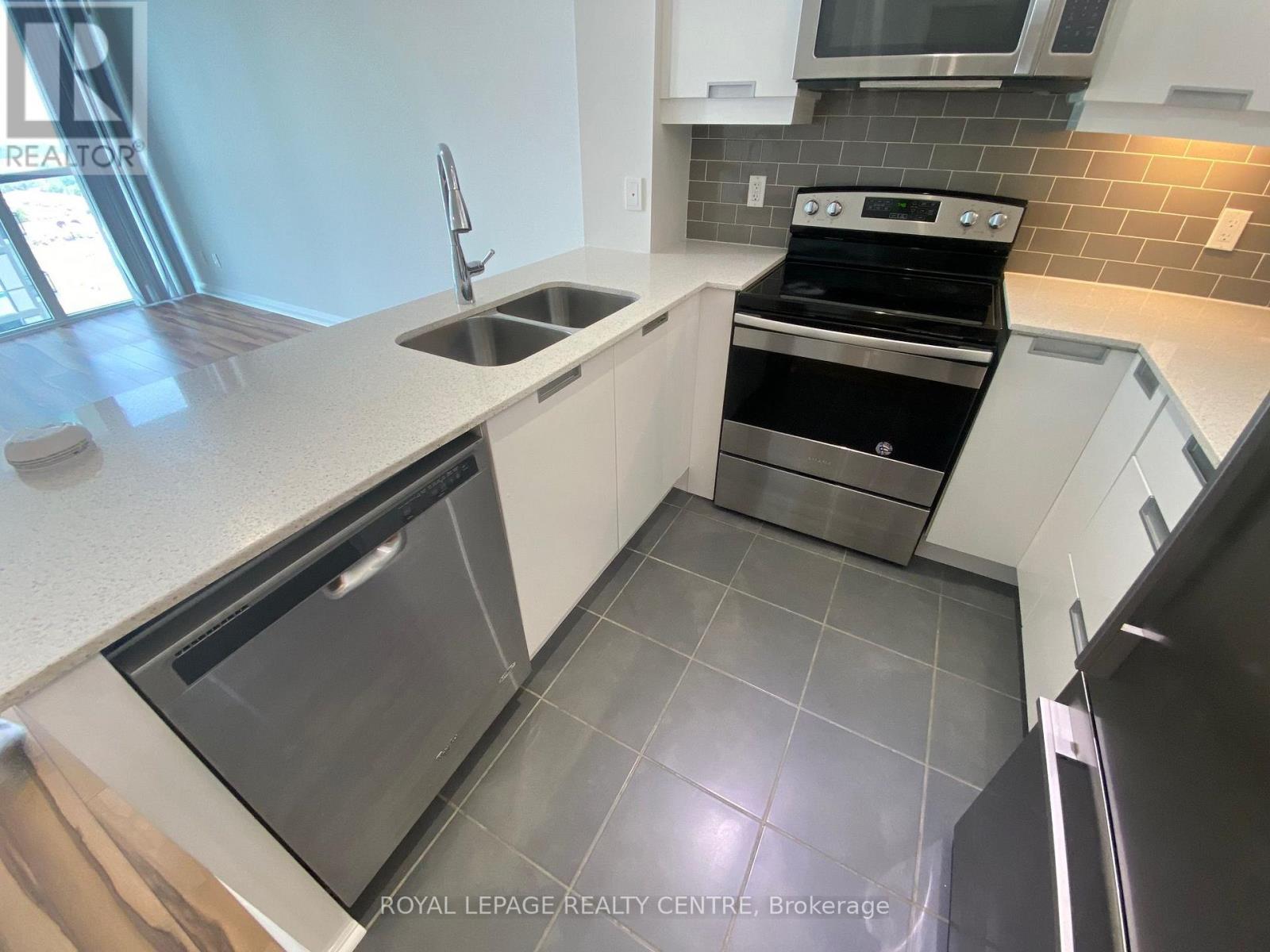 55 Eglinton Avenue West — photo 4