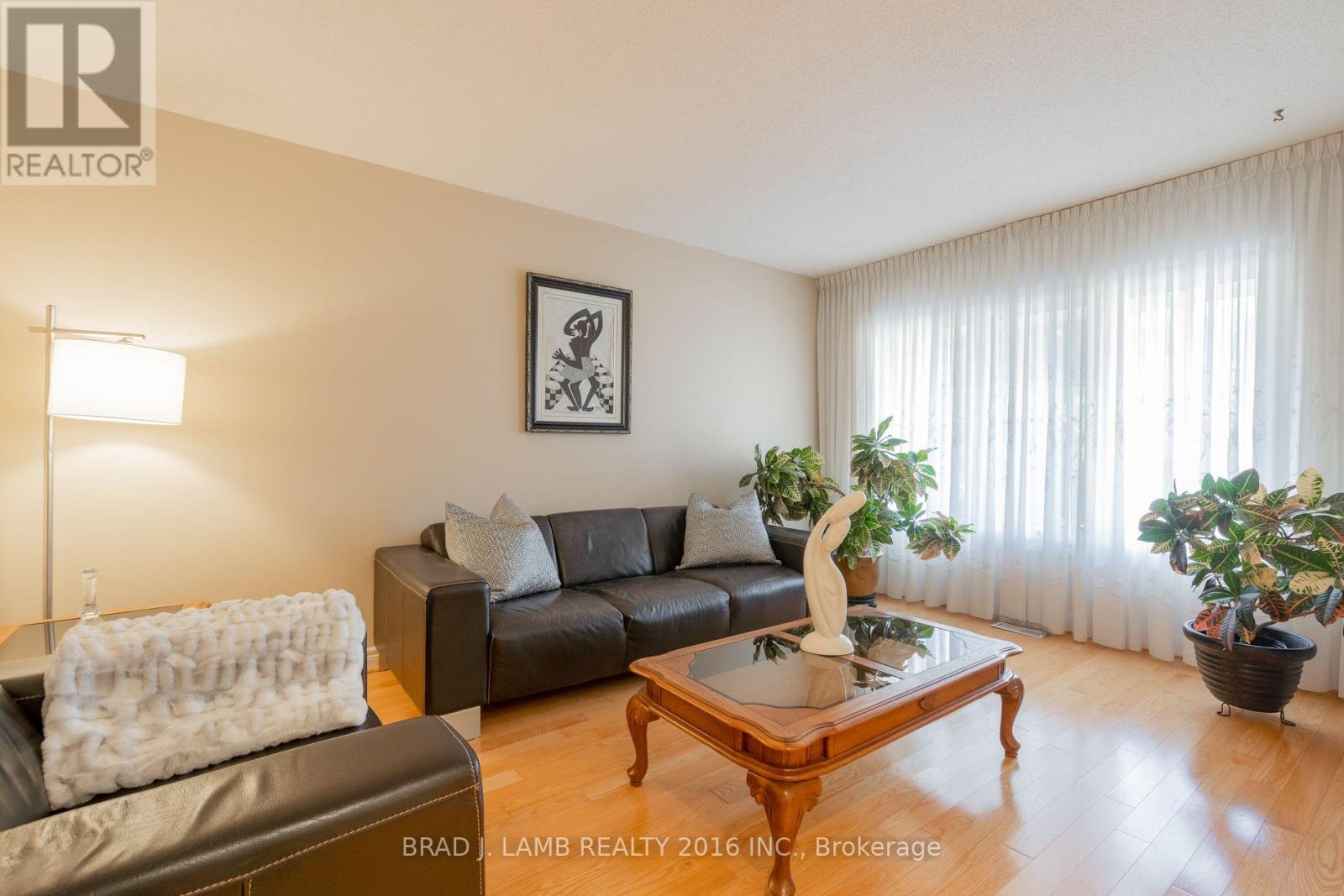 8 BURNLEY PLACE - 11