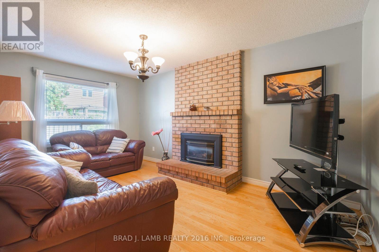 8 BURNLEY PLACE - 12