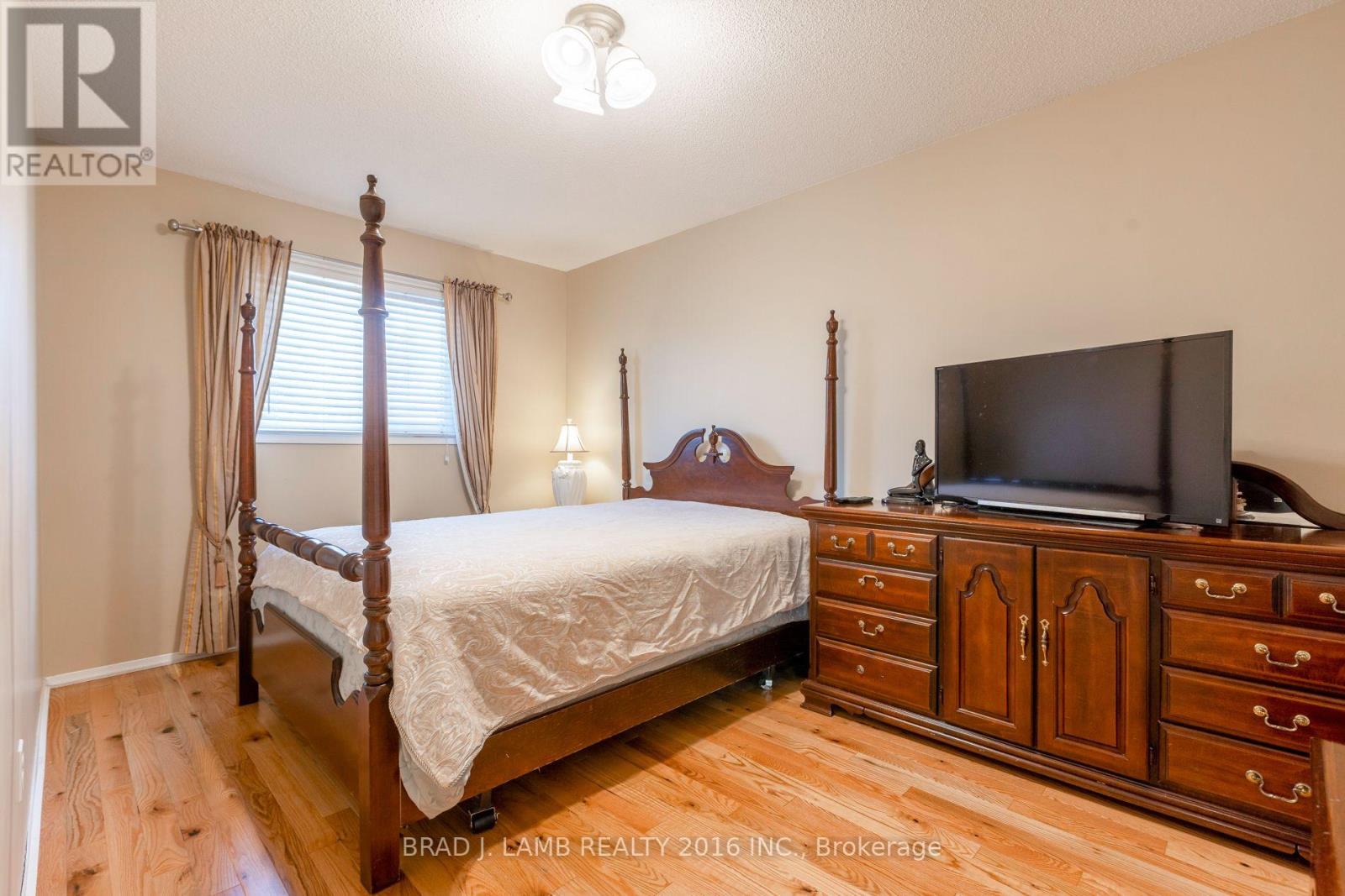8 BURNLEY PLACE - 6