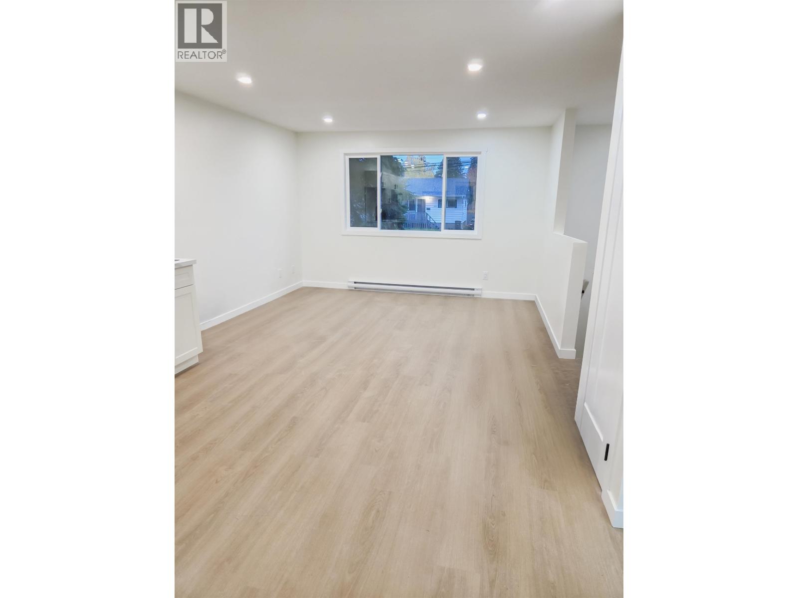 2260 VICTORIA STREET - 20