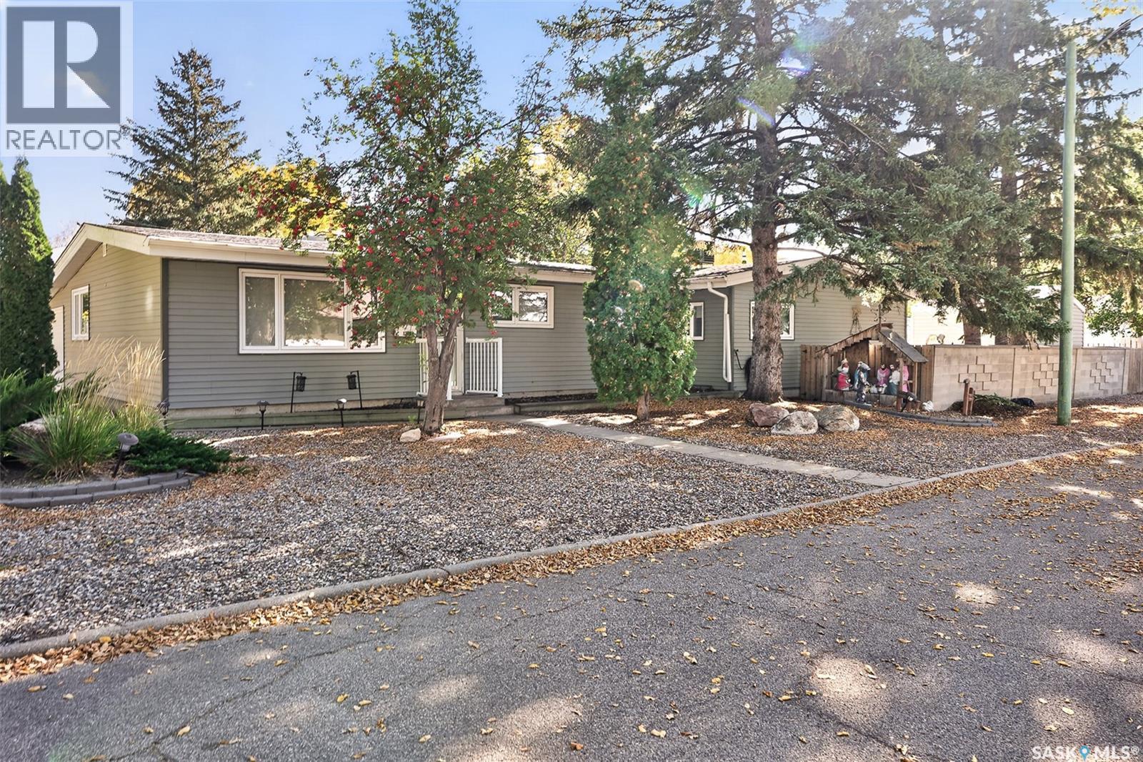 1245 Brown STREET, Moose Jaw — photo 2