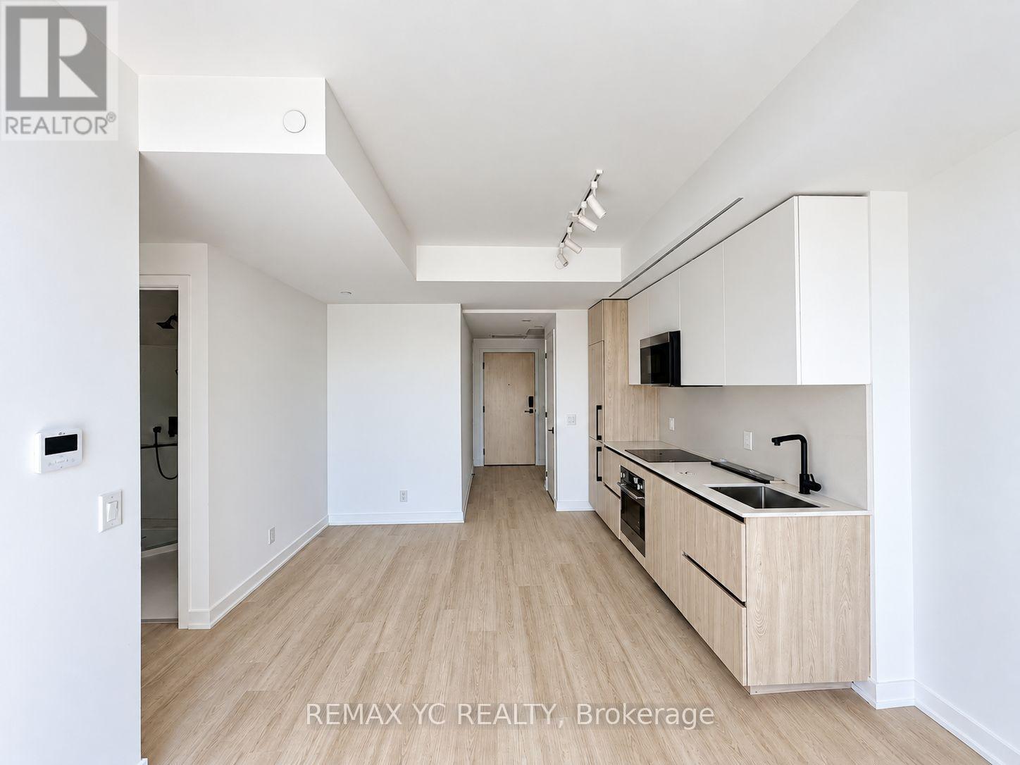 699 Sheppard Avenue East — photo 2