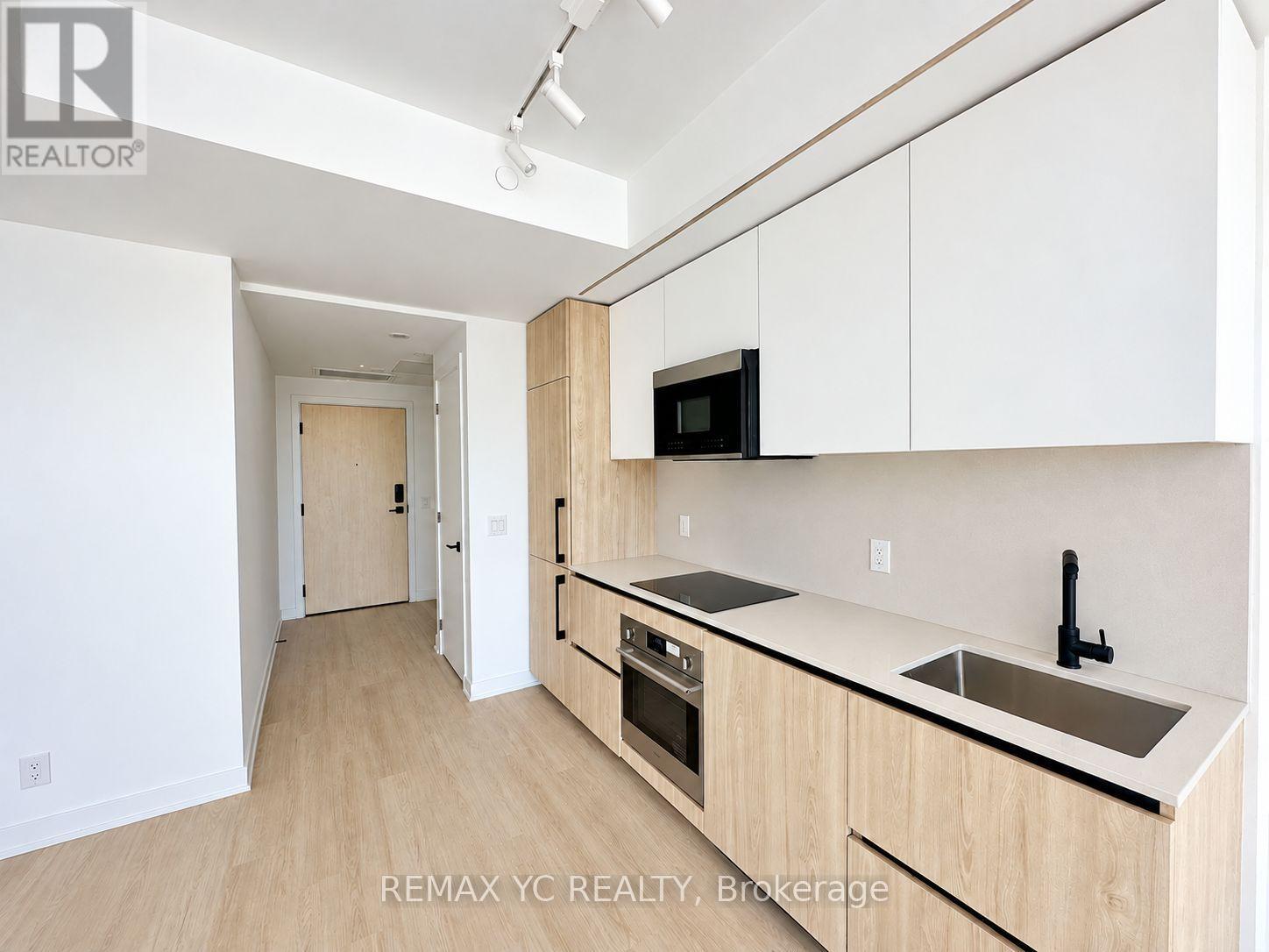 699 Sheppard Avenue East — photo 3