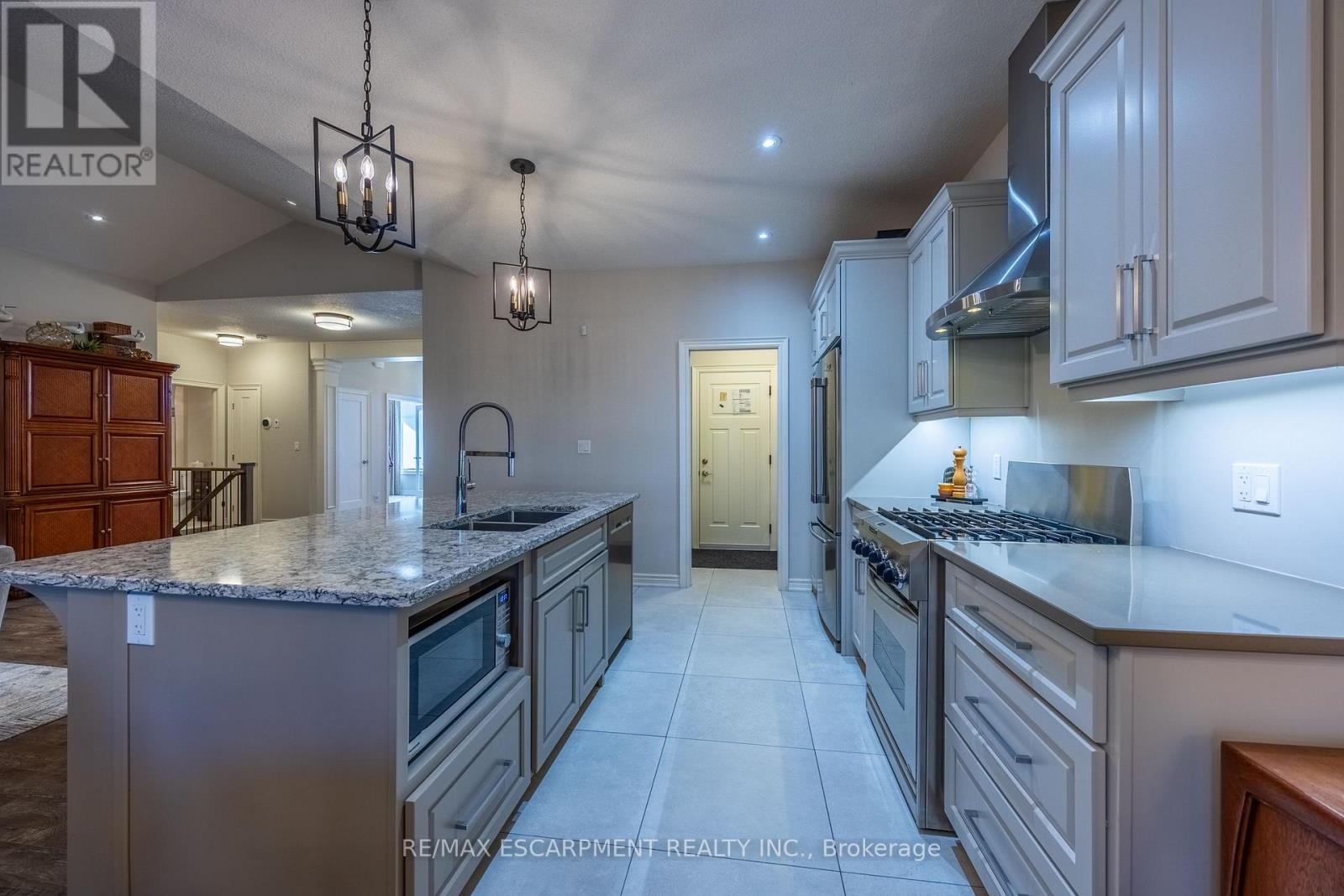 135 NEW LAKESHORE ROAD - 11
