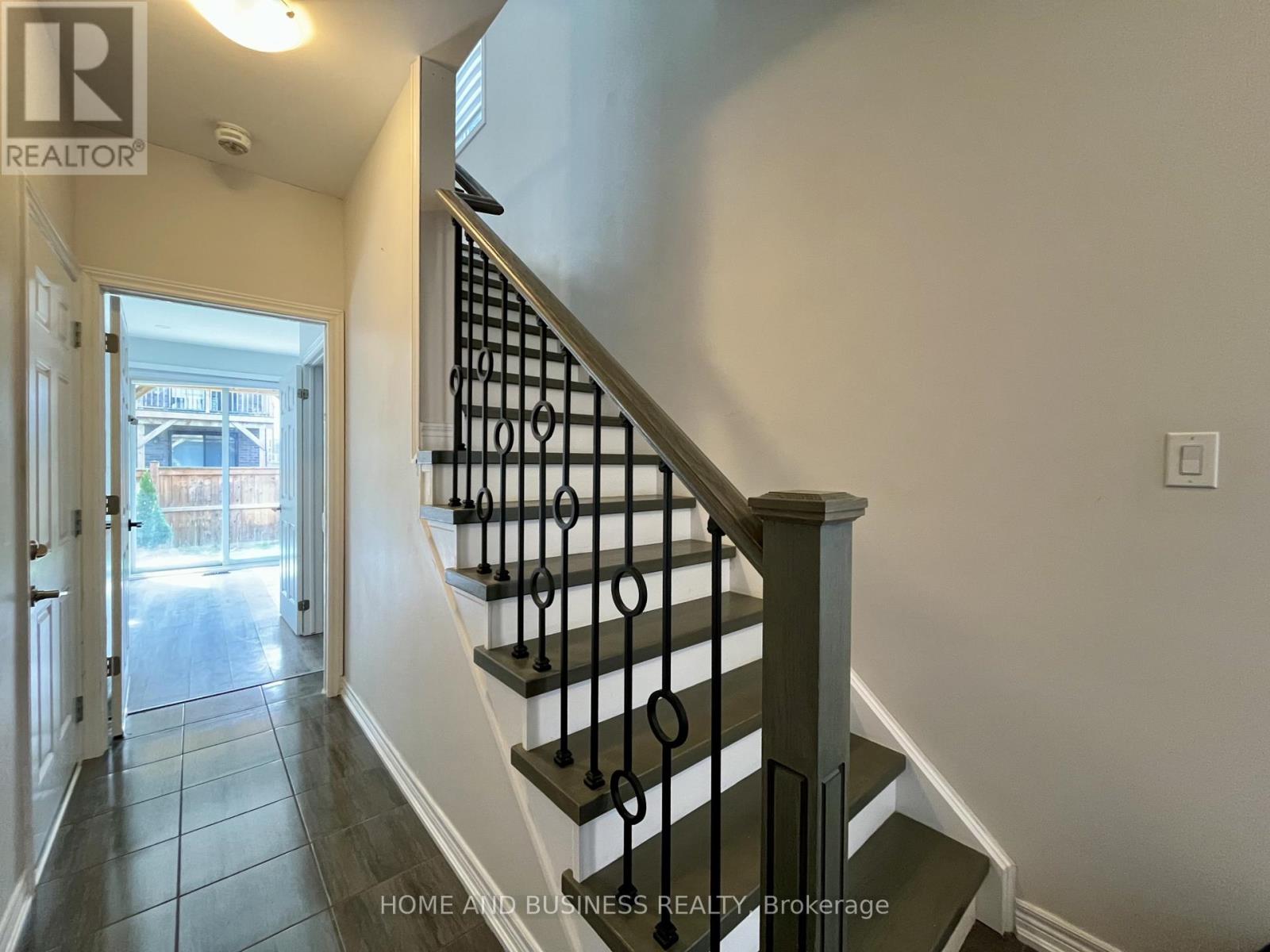 27 Walters Lane, Grimsby, ON photo 3