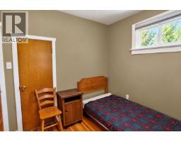 Full bathroom - 195 Lerose Street, Trail, BC V1R3L7 Photo 9