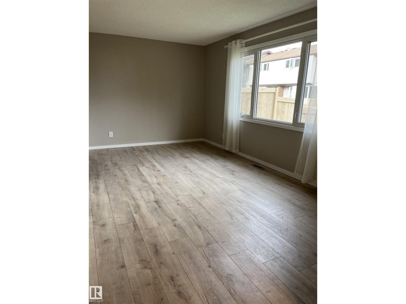 #10 14130 80 ST NW - 4