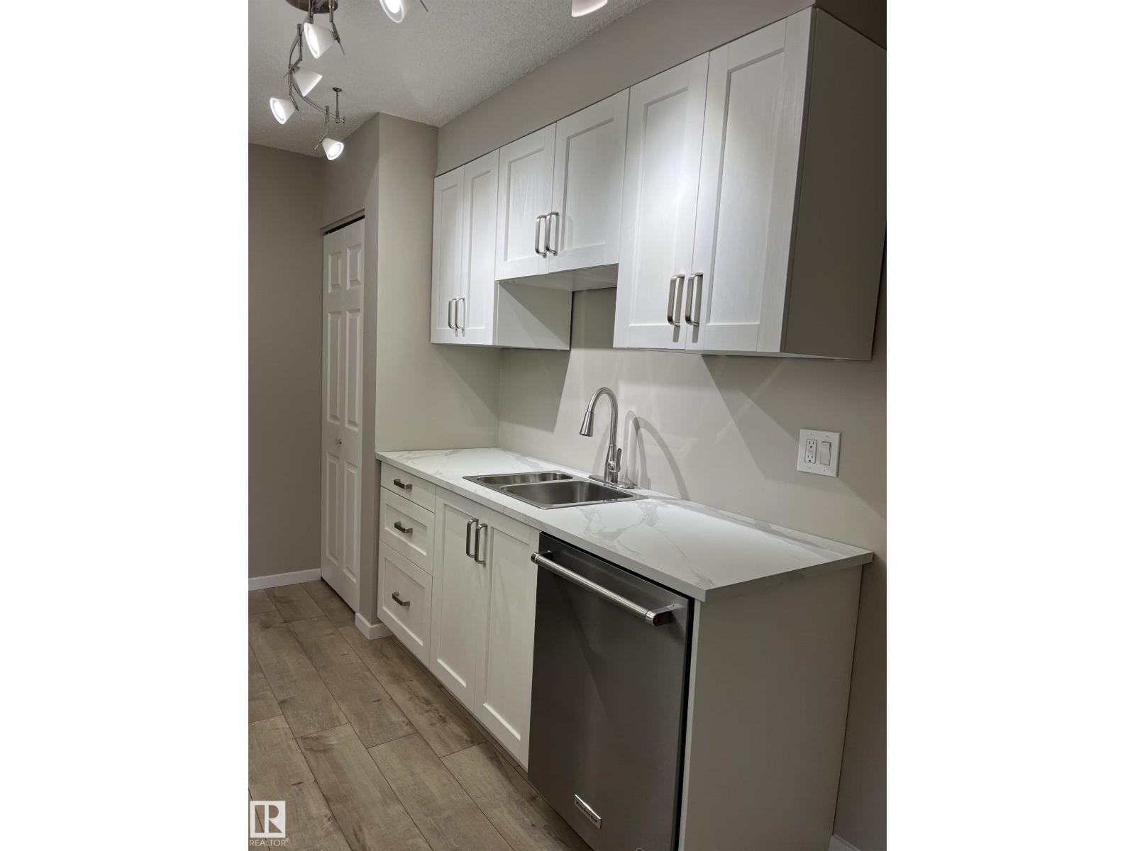 #10 14130 80 ST NW - 5