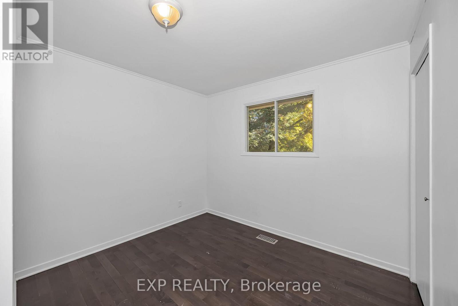 557 GLENVIEW ROAD - Image 17