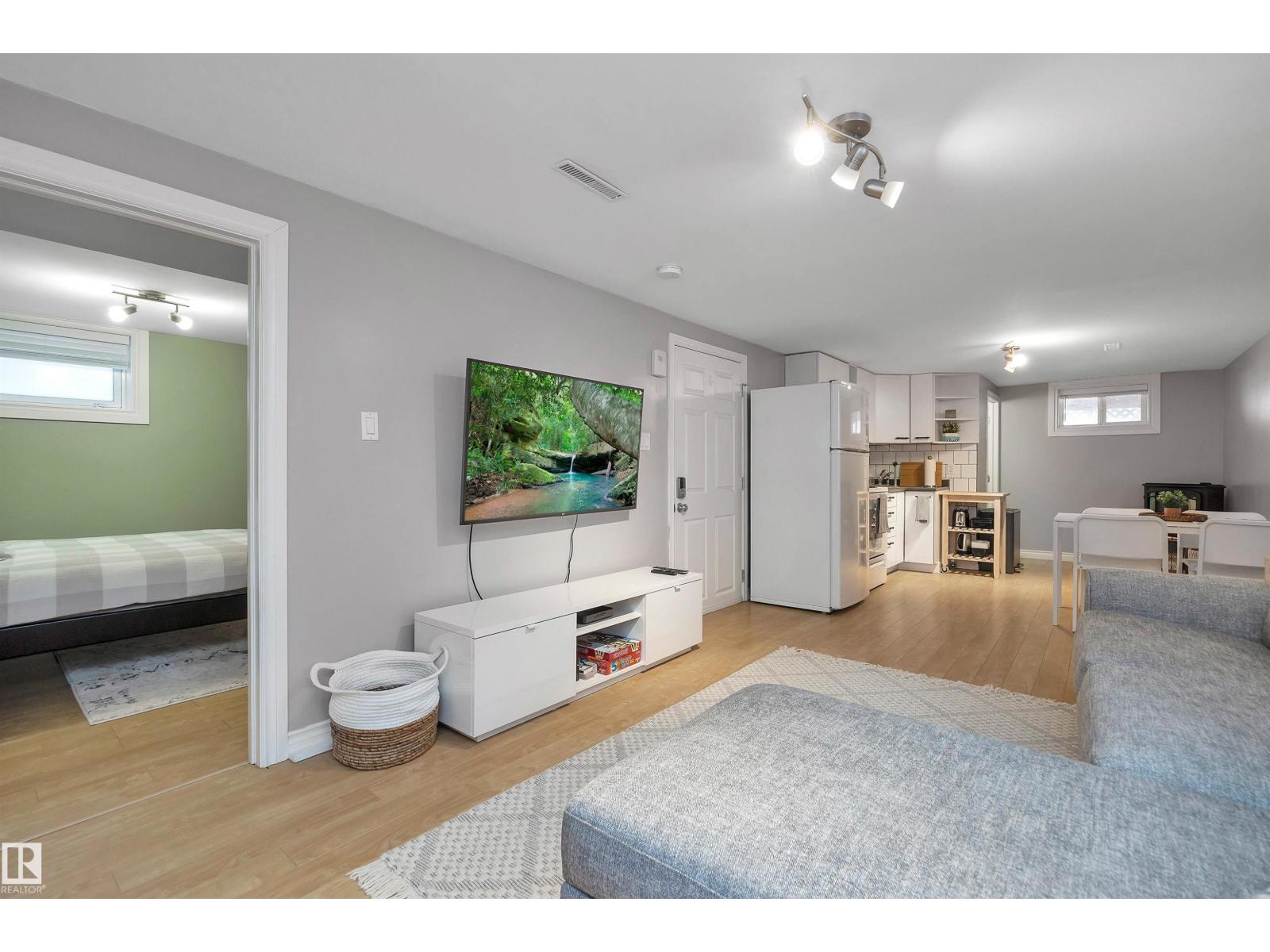 10647 68 AV NW - 34
